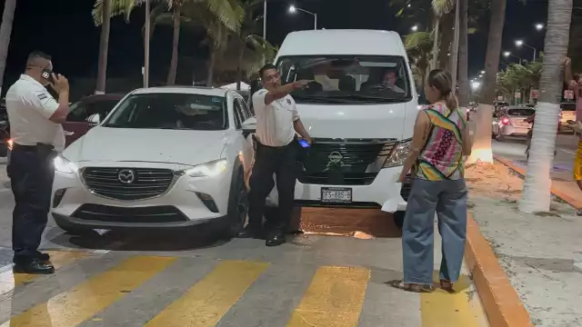 Los vehículos quedaron detenidos sobre la vía, lo que ocasionó afectaciones al tránsito.