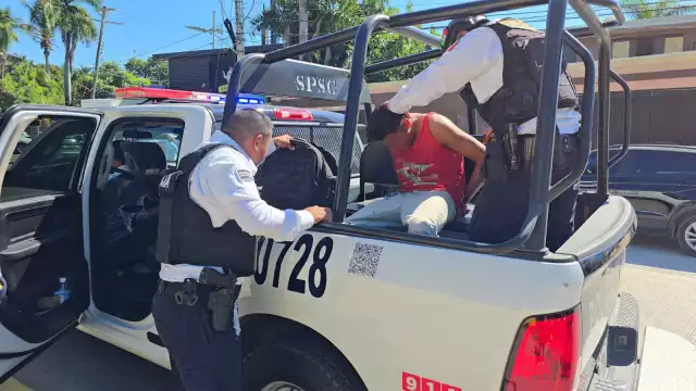 Ciudadanos reportaron a un hombre que se drogaba en los pasillos del parque de la Alameda y amenazaba a las personas