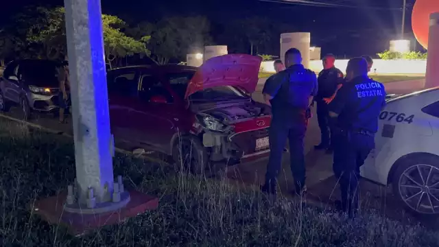 Conductora ilesa tras fuerte impacto en avenida López Portillo