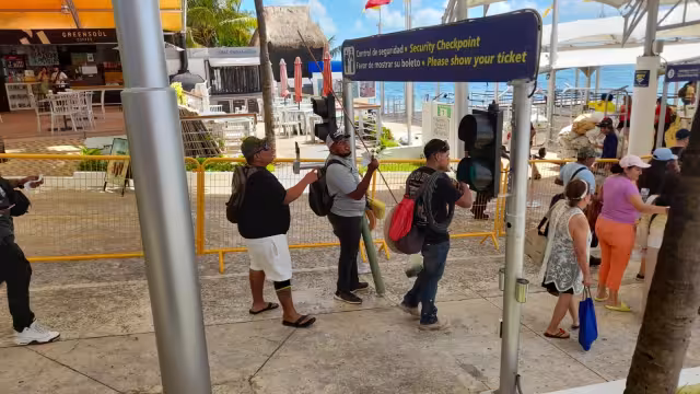 Muchos son los turistas que se mantienen en Quintana Roo, quienes ante el paso de este fenómeno meteorológico se espera que continúen sus actividades