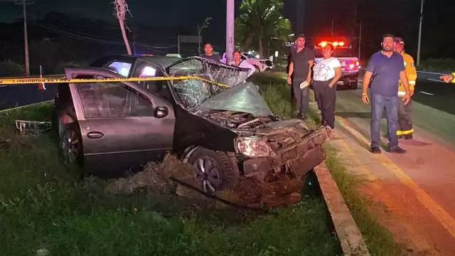 El auto quedó destrozado y el conductor prensado, luego del violento choque.