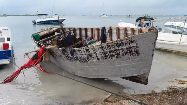La Capitanía de Puerto de Isla Mujeres remolcó una embarcación hechiza de presuntos traficantes de indocumentados