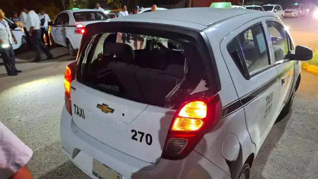 El taxista terminó con el medallón destruido.