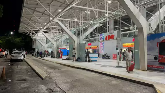 Autoridades  exhortan a la población a no salir de casa a partir de las 10:00 de la noche puesto que se cancelará el uso del transporte público.