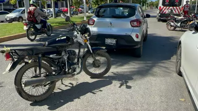 Pareja en moto sufre accidente por exceso de velocidad; una mujer lesionada