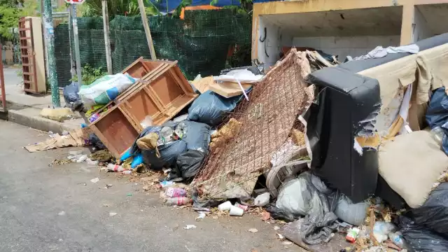 A lo largo del Poniente de la ciudad de Playa del Carmen, los contenedores de basuras están al máximo de su capacidad.