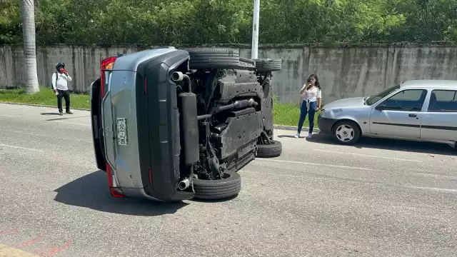 La mujer se distrajo y chocó contra un coche estacionado