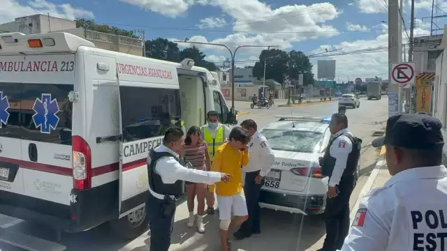 Menor embiste a policía