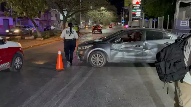 Conductor de unidad pesada choca contra auto compacto y se da a la fuga