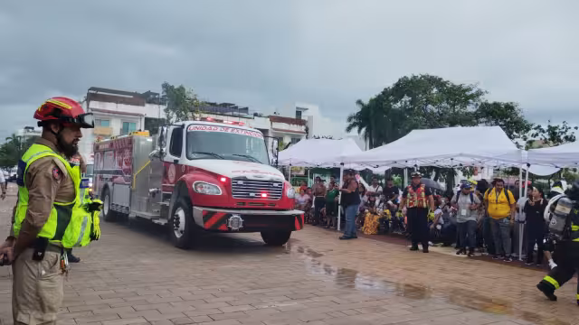 Pese a la lluvia el desfile continuó por algunos minutos más