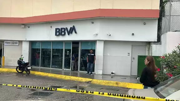 El hombre salía de una sucursal de Bancomer después de retirar dinero, cuando lo interceptaron los dos ladrones El hombre salía de una sucursal de Bancomer después de retirar dinero, cuando lo interceptaron los dos ladrones