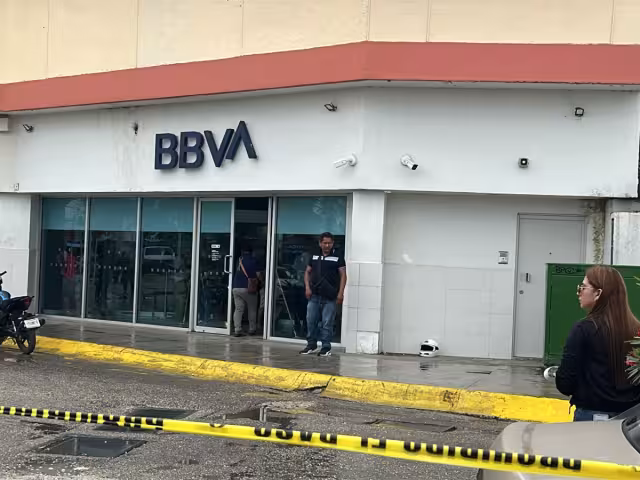 El hombre salía de una sucursal de Bancomer después de retirar dinero, cuando lo interceptaron los dos ladrones