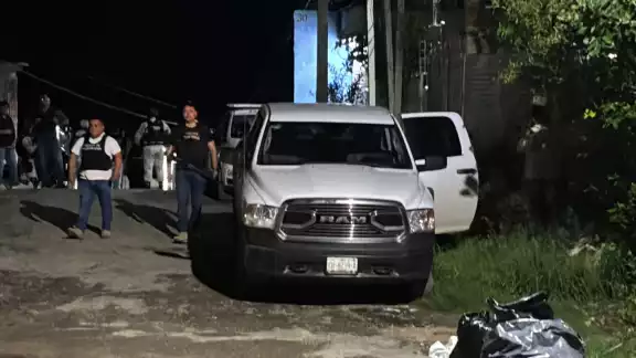 Un grupo de hombres en un auto rojo disparó contra una casa y al aire en la colonia Leovigildo Gómez. Un grupo de hombres en un auto rojo disparó contra una casa y al aire en la colonia Leovigildo Gómez.