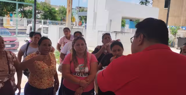 Padres de familia se manifiestan contra director de primaria por influir en la mesa directiva