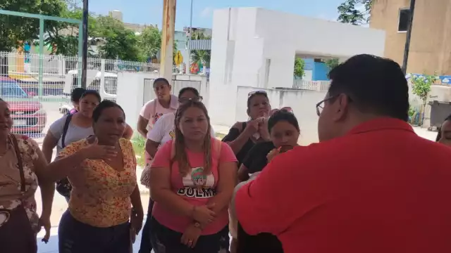 Padres de familia se manifiestan contra director de primaria por influir en la mesa directiva