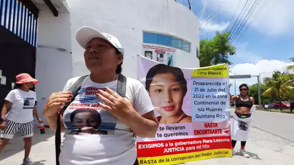 Los manifestantes caminaron 13.5 kilómetros desde la Zona Continental de Isla Mujeres hasta la FGE en donde esperan para ser atendidos.