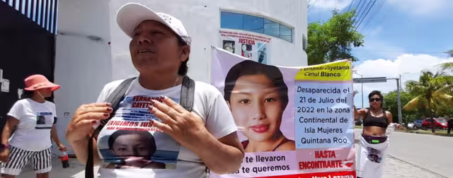 Los manifestantes caminaron 13.5 kilómetros desde la Zona Continental de Isla Mujeres hasta la FGE en donde esperan para ser atendidos.
