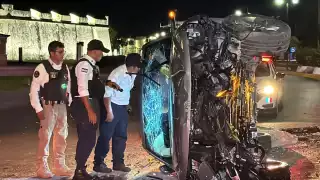 Ebrio vuelca su camioneta en la avenida Circuito Baluartes en Campeche