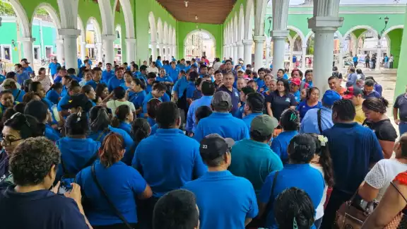 n Hecelchakán el despido masivo afectó a 120 personas que fueron contratadas por el alcalde saliente. n Hecelchakán el despido masivo afectó a 120 personas que fueron contratadas por el alcalde saliente.