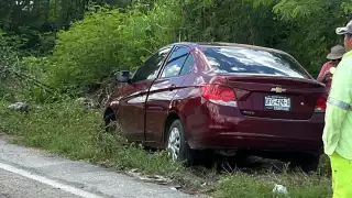   Por exceder los límites de velocidad vehículo termina en la maleza en la carretera Campeche-Mérida   