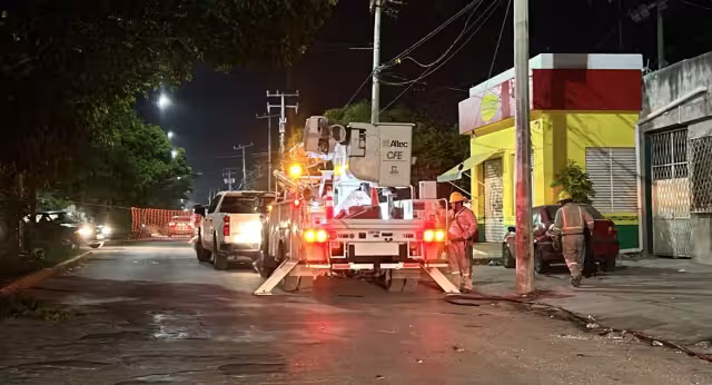 Un grupo de personas bloqueó la avenida Rancho Viejo por falta de energía eléctrica en sus hogares.
