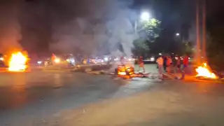 Habitantes de las Regiones 227 y 247 bloquean principal avenida por falta de luz en Cancún