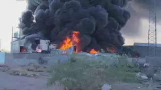 Reportan incendio en bodega de Chihuahua, autoridades usan drones para controlarlo