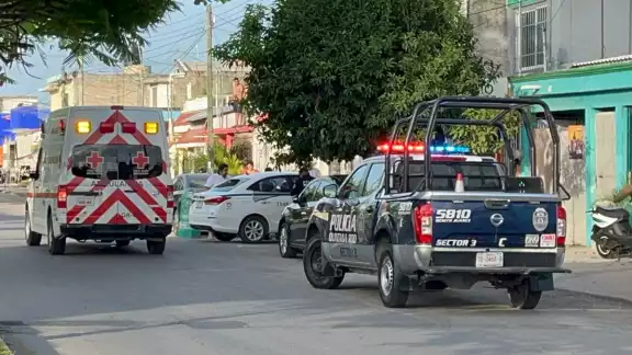 Agentes policiacos y de emergencias acudieron al sitio en Cancún