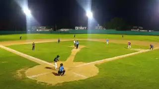 Caimanes y San Fernando juegan partido de softbol mixto nocturno en Sabancuy