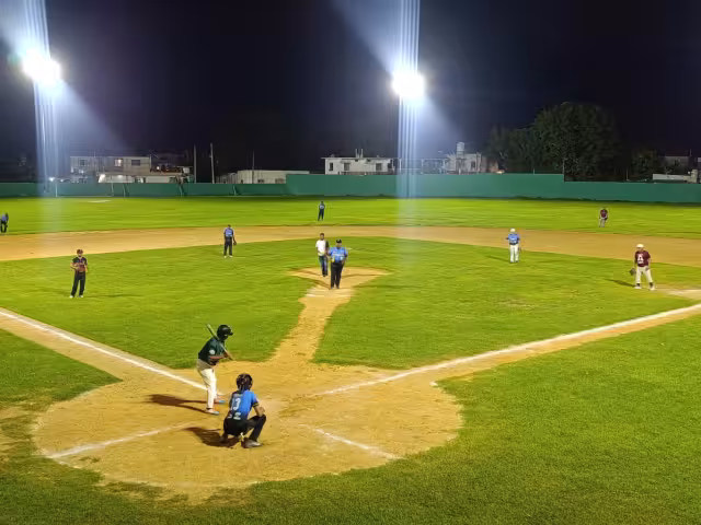 Caimanes y San Fernando jugaron el partido nocturno.