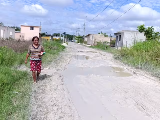 Todo el tiempo el camino permanece enlodado, haciendo difícil el paso de los habitantes del sector