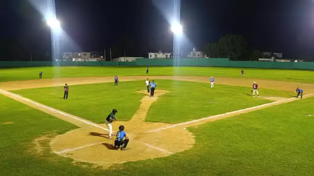 Caimanes y San Fernando jugaron el partido nocturno.