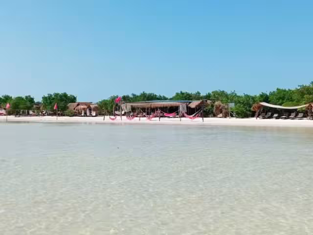 Habitantes de Holbox exigen prohibir las motos acuáticas en la reserva natural