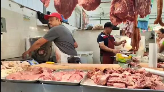Debido a que los hoteles y restaurantes comenzaron a adquirir, en los mercados, grandes cantidades del producto, lo que repercute al menudeo