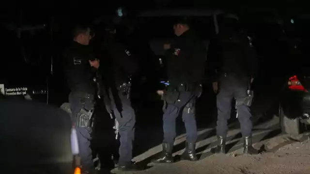 Elementos policiacos resguardan los inmuebles asegurados.