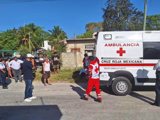 El conductor de la motocicleta fue atendido por los paramédicos debido al dolor en su cuerpo