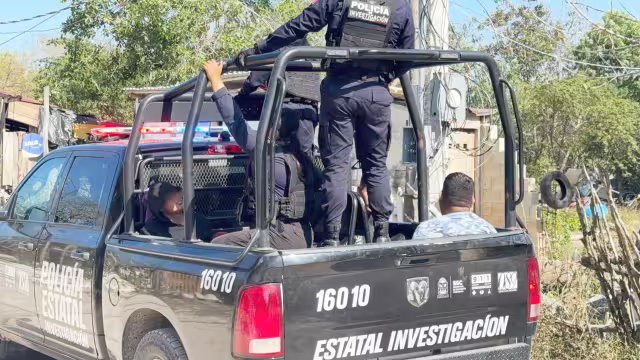 El aseguramiento de estos supuestos delincuentes se realizó en la colonia La Roca, donde amenazaron a una persona y activaron una pistola en dos ocasiones