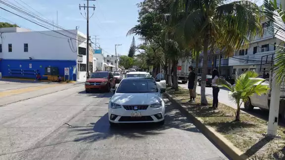 Una colisión por alcance entre dos automóviles particulares en la Colonia Francisco I. Madero dejó daños materiales de regular cuantía Una colisión por alcance entre dos automóviles particulares en la Colonia Francisco I. Madero dejó daños materiales de regular cuantía