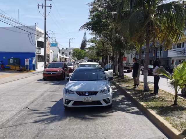 Una colisión por alcance entre dos automóviles particulares en la Colonia Francisco I. Madero dejó daños materiales de regular cuantía