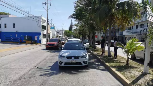 Una colisión por alcance entre dos automóviles particulares en la Colonia Francisco I. Madero dejó daños materiales de regular cuantía