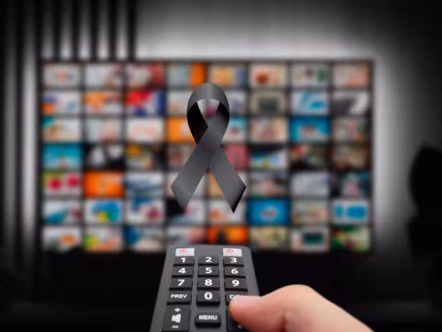 La televisora se a unido al luto mundial