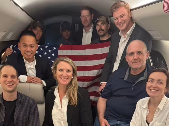 Los prisioneros liberados fueron acompañados por diplomáticos estadounidenses en el viaje