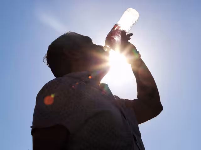 Tomar líquidos como sueros, ayuda a evitar la hidratación