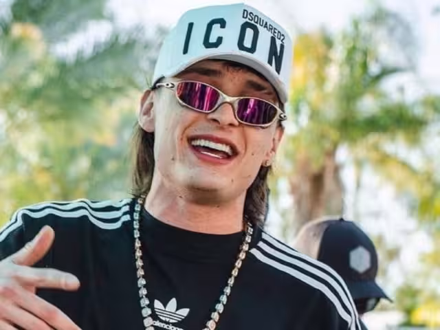 El cantante fue señalado por el estado físico de sus piernas