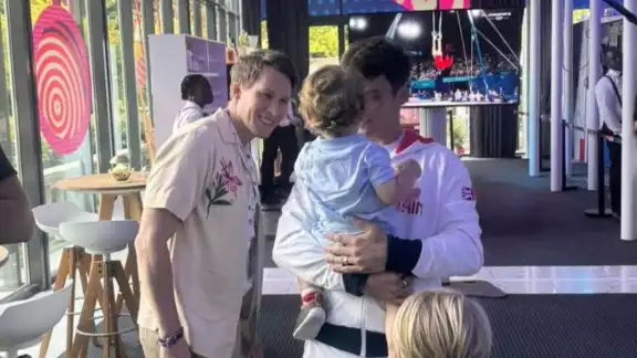 Esposo e hijos de Tom Daley acuden con él a París 2024, siendo testigos de su quinta medalla olímpica