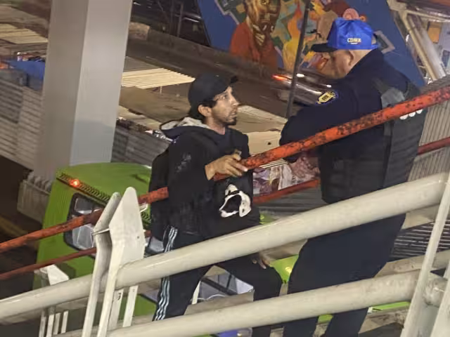 Policía Metro CDMX desaloja a hombre con su perrito