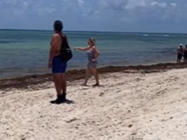 Mujer extranjera asegura que posee una playa privada y corre a turistas de Cancún