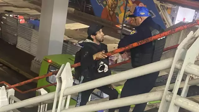 Policía Metro CDMX desaloja a hombre con su perrito