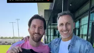 Messi recibe playera de la Selección Mexicana de manos de la familia de Santi Giménez 