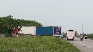 Fuerte choque en Sabancuy-Isla Aguada deja grave a conductor de una camioneta
